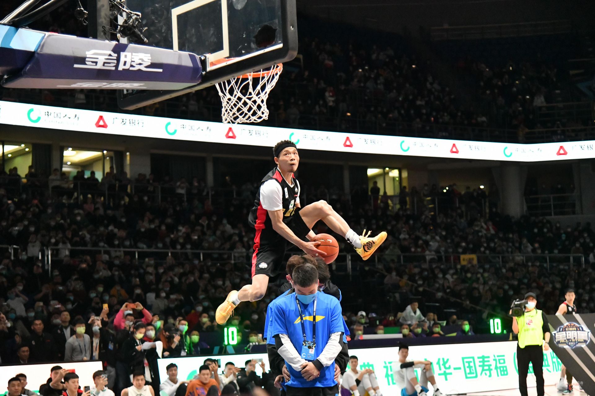 与后者之间 与后者之间